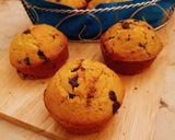 Foto langkah ke 8 dari resep Orange-Chocolate Chip Muffins.