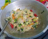 Foto langkah ke 6 dari resep Bihun Goreng Sayur Petai.