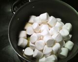 A picture of step 2 of Froot loop edibles.