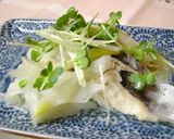 A picture of step 5 of Wine Steamed Green Onion and Mackerel.