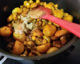 A picture of step 3 of Leftover Chole, Mushrooms Masala.