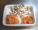 A picture of step 1 of Smoked Salmon Cheese Cream Pasta.