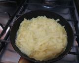 Foto del paso 2 de la receta: Tortillita de papas individual súper express: todo junto a la sartén!🥔🥚