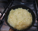 Foto del paso 2 de la receta: Tortillita de papas individual súper express: todo junto a la sartén!🥔🥚