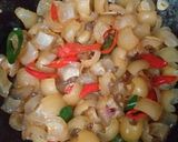 Foto langkah ke 4 dari resep Kikil Manis Masak Cabe.