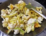 আলু ফুলকপি ভাজা(aloo foolkopi bhaja recipe in Bengali) রেসিপি ধাপ - 3 ছবি