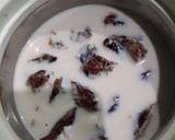 A picture of step 1 of Dates smoothy without sugar.