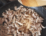 Foto del paso 2 de la receta: Ripiadito de pollo con sazones en polvo