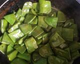 A picture of step 1 of Broad beans paturi.