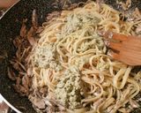Foto del passaggio 8 della ricetta Linguine all acciughe, pesto di basilico, burrata e pistacchi con acciughe croccanti