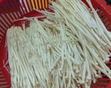 Foto langkah ke 1 dari resep Jamur enoki krispi.