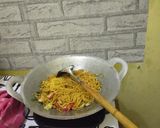 Foto langkah ke 5 dari resep Mi Goreng Kuning.