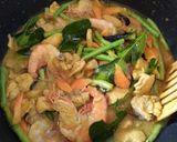 Foto langkah ke 7 dari resep Phat Phet Ayam & Udang.