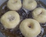 Foto langkah ke 4 dari resep Donat Maizena.