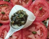 Foto del paso 3 de la receta: Ensalada de tomate, polpetta, alcaparras y pesto casero