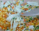 Foto langkah ke 6 dari resep Mie goreng sayuran dadar gulung.