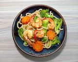 Hình bước làm 4 của món Ebiyaki Udon - Mì Udon xào tôm & bông cải
