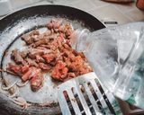 รูปขั้นตอนการทำที่ 4 ของ ข้าวผัดน้ำพริก เนื้อหวาน ไข่เจียว