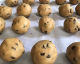 Foto langkah ke 3 dari resep Chewy Choco Chips Cookies.