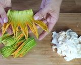 Foto del passaggio 6 della ricetta Sfogliatine ripiene ai fiori di zucca e provola