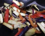 Foto langkah ke 3 dari resep Oseng terong paprika kecap asin.