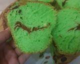Foto langkah ke 5 dari resep Bolu pandan coklat.