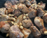Foto del paso 1 de la receta: Pollo en salsa escabechada con avellanas