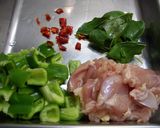 A picture of step 1 of Stir-fried Chicken with Basil.