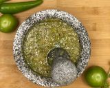 Foto del paso 2 de la receta: Salsa verde molcajeteada
