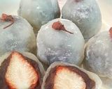 A picture of step 6 of Strawberry Daifuku (Rice Cakes with Bean Jam).