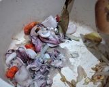 Foto langkah ke 2 dari resep Tumis Pedas Cumi Hitam.