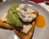 Foto del paso 4 de la receta: Tosta de jamón ibérico, queso, huevo escalfado y emulsión de aguacate 🥑