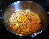 Foto del paso 4 de la receta: Garbanzos caldoso al curry y cúrcuma