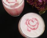 A picture of step 2 of Strawberry Lassi.