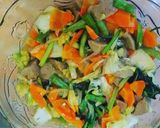 Foto langkah ke 4 dari resep Sayur capcay bakso simpel.