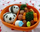 A picture of step 2 of Wee Panda Onigiri Charaben.