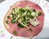 A picture of step 1 of Spinach And Mushroom With Cheese Ham Roll.