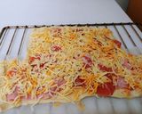 Foto del paso 3 de la receta: Pizza cuixot salat,amb beicon, ceba i formatge sense lactosa
