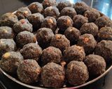A picture of step 3 of Rice flakes ladoo.