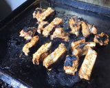 Une image de l'étape 5 de Travers de porc marinés grillés raisin tomate gingembre.