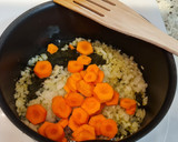 Foto del paso 2 de la receta: Solomillo de cerdo guisado con verduras y especias