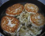 A picture of step 4 of Chicken and Tofu Burgers with Mushroom Ankake Sauce.
