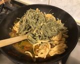 Une image de l'étape 1 de Fettuccines bicolores aux poireaux, bouillon de gambas, crème et persil (one pot pasta).