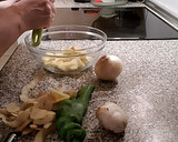 Foto del paso 2 de la receta: Patatas a lo Pobre con Champiñones (en el microondas)