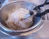 A picture of step 1 of Spicy Stir-Fried Ground Meat and Shirataki Noodles.