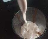 A picture of step 5 of Oats & Strawberry Milkshake with caramelized sunflower seeds.