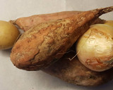 Foto del paso 1 de la receta: Crema de moniatos / boniatos con patata y cebolla