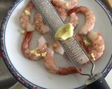 Foto del passaggio 2 della ricetta Gazpacho di datterini con gamberi allo zenzero