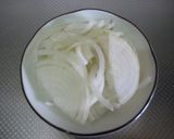 A picture of step 1 of Creamy Stir-Fried Udon with Plenty of Vegetables.