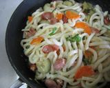 A picture of step 7 of Creamy Stir-Fried Udon with Plenty of Vegetables.